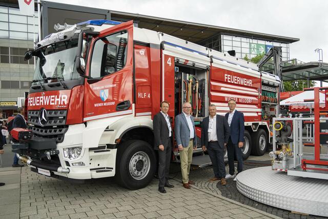 Fotoshooting in Hannover: St. Pöltens Bürgermeister Matthias Stadler, LH-Stv. Stephan Pernkopf, Landesfeuerwehrkommandant Dietmar Fahrafellner und Stv. Martin Boyer.