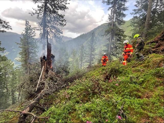 Die Löscharbeiten gesalteten sich für die Einsatzkräfte schwierig.  | Foto: ZOOM-Tirol