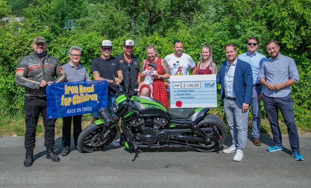 Die steirischen Freiheitlichen mit FPÖ-Bezirksparteiobmann LAbg. Marco Triller (3.v.r.) im Rahmen der Scheckübergabe an die Organisatoren der Iron Road vor Children Mike Reiter (3.v.l.), Andy Bäuchl (4.v.l.) und Philipp Maier (5.v.r.) | Foto: FPÖ Steiermark