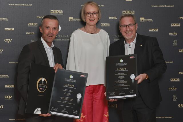 Landeck-Bezirksstellenleiter Otmar Ladner und Sybille Regensberger, Fachgruppenobfrau UBIT Tirol, gratulierten dem Zweitplatzierten Christian Frick zum Constantinus Award 2022. | Foto: carostrasnik