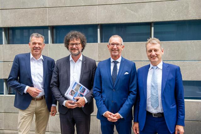 Bürgermeister Georg Willi (links), Aufsichtsratsvorsitzender Prof. Dr. Andreas Altmann (2. v. r.) und stellvertretender Aufsichtsratsvorsitzender Mag. Dr. Erich Entstrasser (rechts) freuen sich über die Wiederbestellung von Vorstandsmitglied Dr. Thomas Pühringer (2. v. l.). | Foto: IKB