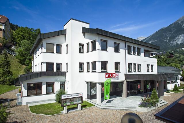 Die Bezirksstelle der Wirtschaftskammer Tirol am Landecker Schenten. | Foto: Stephan Elsler