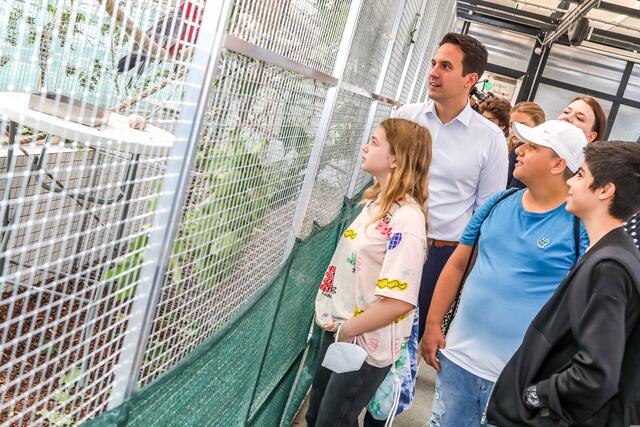 Vizebürgermeister Wiederkehr staunte mit Schülern und Schülerinnen der Mittelschule Liniengasse über die wundersamen Vögel im Alsergrunder Glashaus.  | Foto: PID/Christian Fürthner