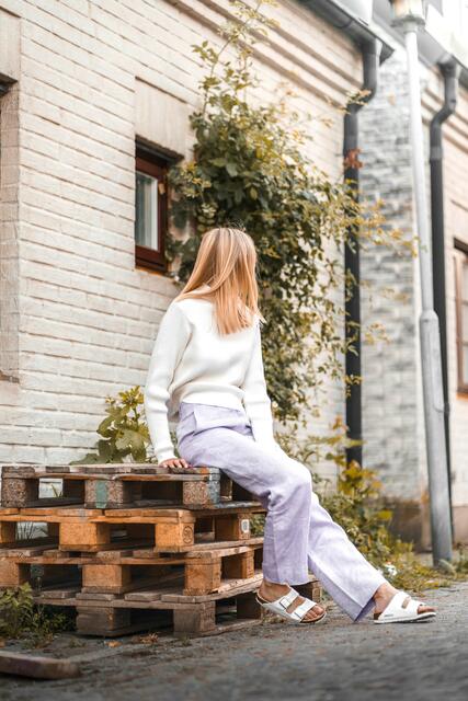 DAS RICHTIGE GEWAND
Langes Gewand macht es Gelsen, Mücken und Co. deutlich schwerer. Wer trotzdem nicht auf kurze Hosen und T-Shirts verzichten möchte, sollte zu hellen Farben greifen. Freie Hautstellen können mit ein paar Tropfen Duftöl (etwa Lavendel) eingerieben werden. | Foto: Samuel Bryngelsso/Unsplash