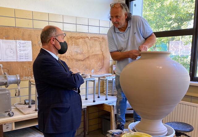 NR-Präsident Sobotka zeigte sich fasziniert von der Arbeit des Werkstättenleiters Manfred Ringhofer