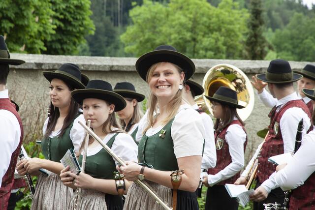 Die Blasmusikk gilt im Bezirk Leibnitz als immens wichtiger Kulturträger. Am 3. Juli wird ab 16 Uhr zum "meet and greet" im Naturparkzentrum Grottenhof geladen - hier im Bild sind die feschen Musikerinnen des Musikvereins St. Johann im Saggautal. | Foto: Reiterer