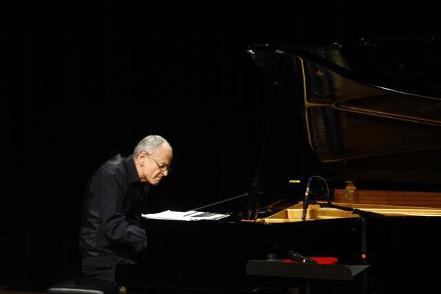 Zahnarzt Günter Weingrill braucht nicht nur feines Gefühl in der Praxis sondern auch auf der Bühne. | Foto: RegionalMedien Hofmüller