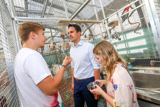 Vizebürgermeister Wiederkehr lies sich mit Schülern und Schülerinnen der Mittelschule Liniengasse über die wundersamen Vögel im Alsergrunder Glashaus aufklären. Außerdem wurden Papageien auch gleich gefüttert.  | Foto: PID/Christian Fürthner