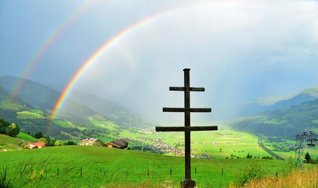 Zum Wetterkreuz am Naglköpfl ist es nicht allzu weit, doch man kann dort schöne Ausblicke genießen und herrlich gut entspannen. | Foto: Wolfgang Madreiter