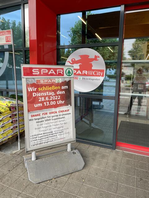 Ein Plakatständer vor der Eingangstüre informiert Spar-Kunden über die bevorstehende Schließung.