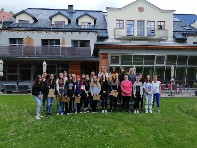Kerstin Lichtenauer, Mag. Franziska Popp, Lisa Blauensteiner, Melanie Lugauer, Anna Wagner, Theresa Mistelbauer, Barbara Rameder, Beate Weber, Julia Mesaros, Yvonne Huber, Viktoria Edinger, Anna Kurz, Selina Schmid, Alina Werner, Leonie Fuchs, Julia Weidenauer, Leni Haider, Nina Jungwirth, Celina Kitzler, Elena Göschl, Sandra Bauer, Mag. Karin Weissensteiner (v.l.). | Foto: HLW Zwettl