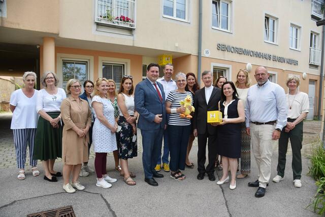 Bürgermeister Stefan Szirucsek, HW-NÖ Geschäftsführer Christoph Gleirscher, Obfrau Erika Adensamer, Leiterin Katharina Rokvic, Stadtpfarrer Clemens Abrahamowicz sowie die Mitarbeiter des Familien- und Beratungszentrums.