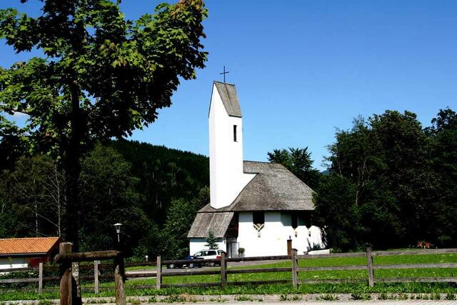 Feier in und rund um die Kirche. | Foto: Evangel. Gemeinde