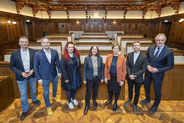 Die Stadtregierung, von links: StR Manfred Eber (KPÖ), StR Kurt Hohensinner (ÖVP), StRin Claudia Schönbacher (FPÖ), Bgm.in Elke Kahr (KPÖ), Bgm.in-StV.in Judith Schwentner (Grüne), StR Robert Krotzer (KPÖ), StR Günter Riegler (ÖVP) | Foto: Stadt Graz/Fischer