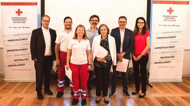 Von links: Bezirksstellenleiter Günter Haslberger, Gerald Seyrl, Martina Auer, Leopold Wetzlmair, Franziska Falkner, Michael Schmidbauer und Bezirksgeschäftsleiterin Martina Doblhofer.
 | Foto: ÖRK