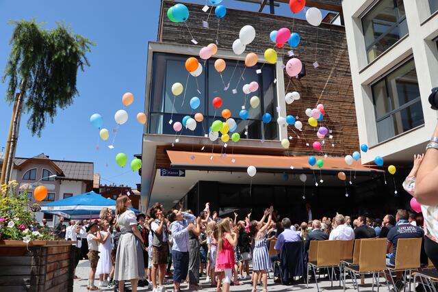 Die Volksschulkinder ließen Luftballons mit guten Wünschen für Pfarrer Gerhard Haas steigen.