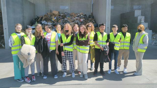 Die Schülerinnen und Schüler des BORG Deutschlandsberg bei der Exkursion zum AWZ Saubermacher Schilcherland.
 | Foto: Karin Stiegler
