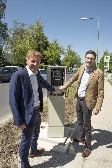 v.l.: Gerhard Kroiß und Stefan Ganzert vor dem neuen Geschwindigkeitsmessgerät in der Salzburger Straße - es soll Raser in die Schranken weisen.