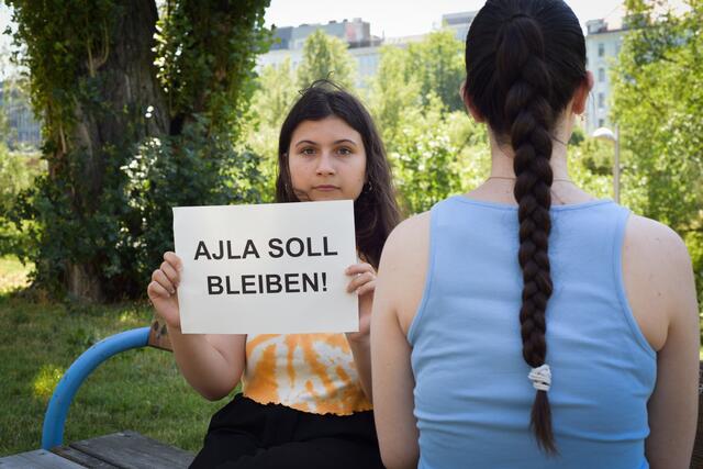 Die Schülerin Ajla (rechts) soll abgeschoben werden. Ihre Schulfreundin Magali demonstriert dagegen.