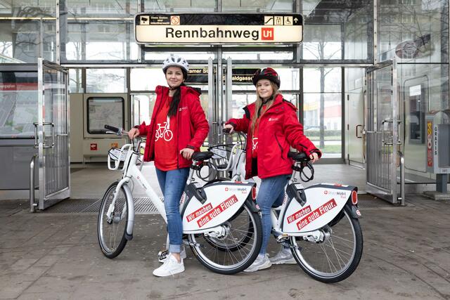 WienMobil Rad-Nutzerinnen vor der U1-Station Rennbahnweg. | Foto: Alexandra Gritsevskaja