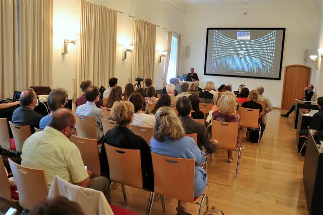 Viele interessierte Zuhöhrer*innen kamen in das Literaturarchiv Salzburg. | Foto: Tauriska