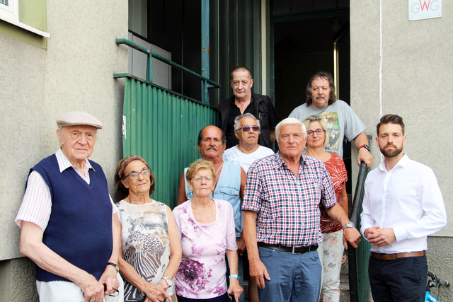 SPÖ Franckviertel-Vorsitzender Florian Koppler (re.) war vor Ort und ruft Borealis zur Solidarität auf. Links neben ihm im Vordergrund ist Rudolf Kießl zu sehen. | Foto: SPÖ OÖ