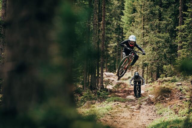 OLM VOLLE, aber bitte mit Vollvisier:  Technisch anspruchsvolle Sprünge (bis zu 14 m) und Wallrides setzen eine entsprechende Schutzausrüstung und genaue Vorabbesichtigung der Strecke voraus. | Foto: Ötztal Tourismus / Christoph Bayer 