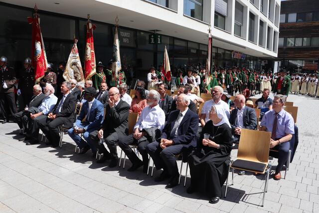 Ein Reigen an Ehrengästen versammelte sich zum Festakt am Dorfplatz in Kappl.