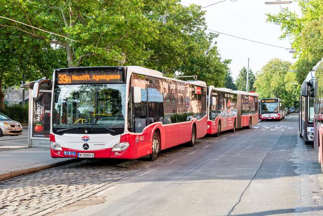 ÖVP und FPÖ fordern längere Betriebszeiten für die Heurigen beim 39A bei der Station Neustift/Agnesgasse. | Foto: Manfred Helmer