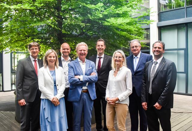 Die Bankvorstände Hanspeter Bachler, Karin Nail, Heinz Haßlwanter und Christian Daxer mit AR-Vorsitzenden Helmut Lettner, Stv. Kathrin Hainbuchner, Christof Splechtna (Vorstand RLB Tirol) und Peter Sapl (Präs. Raiffeisen Verband Tirol).