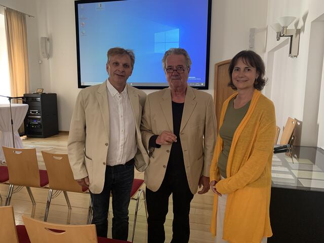 V.l.: Christian Vötter (Leopold Kohr-Akademie), Univ. Prof. i.R. Reinhold Wagnleitner und Susanna Vötter-Dankl (Leopold Kohr-Akademie) freuten sich über die gelungene Veranstaltung im Literaturarchiv Salzburg. | Foto: Tauriska