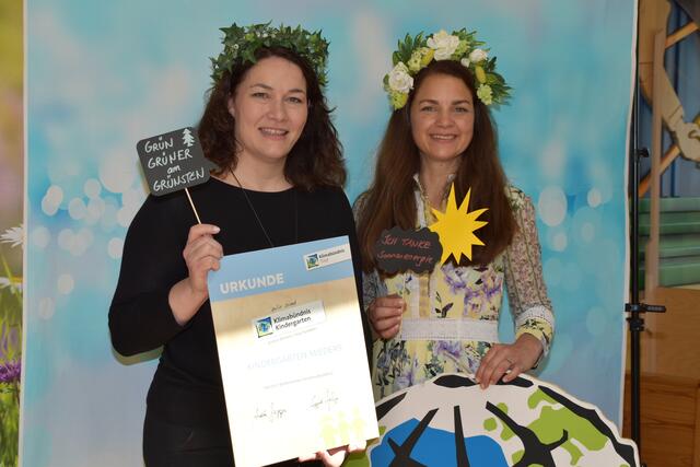 Die Obfrau des Klimabündnis Tirol, LHStvin. Ingrid Felipe und Kindergartenleiterin Christina Ullrich  | Foto: Kainz