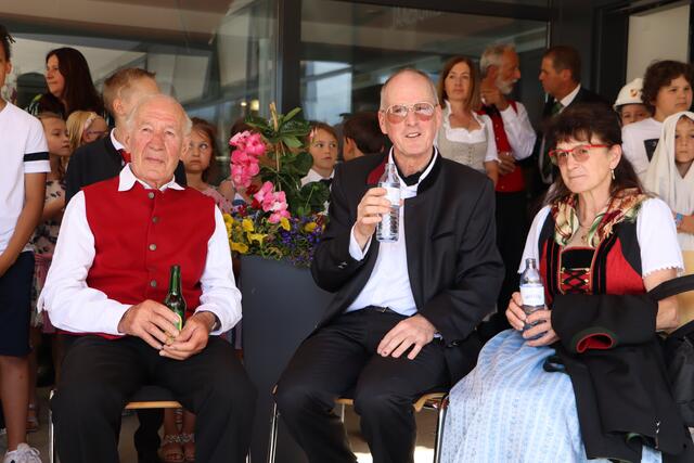 Pfarrer Gerhard Haas (mi.) konnte zu seinem 40-jährigen Priesterjubiläum mit seinem Vater und seiner Schwester besondere Gäste in Kappl begrüßen.