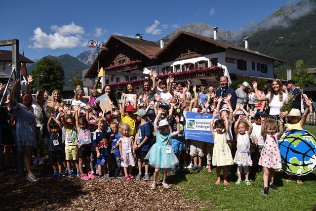 Die Feier zur Ernennung zum Klimabündniskindergarten konnte nun endlich nachgeholt werden. | Foto: Kainz