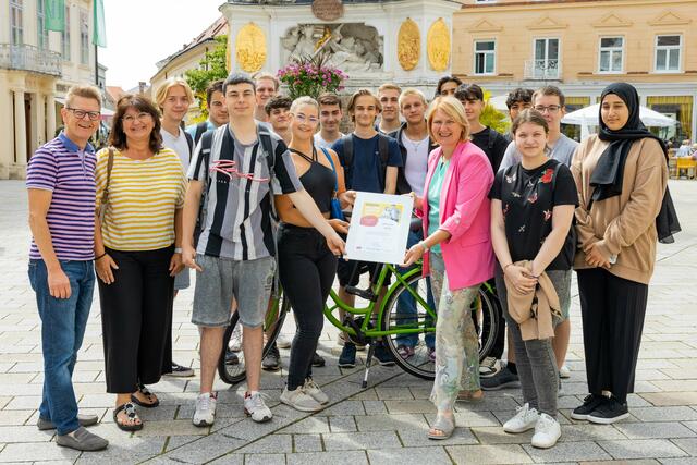 Vizebürgermeisterin Helga Krismer, Prof. Susanne Seyser, Gerfried Koch und die SchülerInnen der 3BK aus der HAK Baden. | Foto: 2022psb/c.kollerics