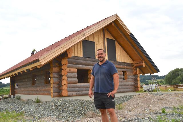 Forstunternehmer Philipp Barbarits aus Rehgraben errichtet für seinen Betrieb in St. Michael ein Bürogebäude aus Fichtenstämmen.