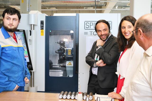 Der Leiter der ÖBB-Lehrwerkstätten Innsbruck, Markus Heim, führte Sophia Kircher, Vizepräsidentin des Tiroler Landtages und Südtirols LR Philipp Achammer durch die Werkstätten.