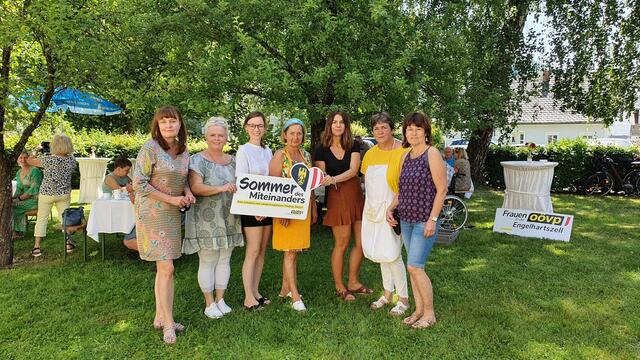 Das neue Vorstandsteam der OÖVP Frauen Engelhartszell rund um Obfrau Bettina Berndorfer (links).