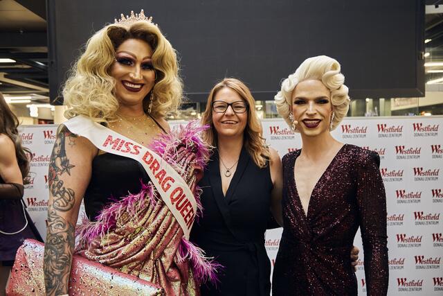 Gewinnerin Terry Taylor gemeinsam mit Center Managerin Julia Gattringer und Drag Queen Tamara Mascara.