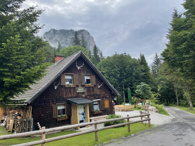 Die urige Hütte auf der Jassing-Alm. Im Hintergrund die schroffen Felsen der Pribitz. | Foto: Hackl
