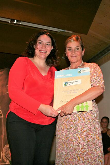 LH-Stv. Ingrid Felipe überreicht die Urkunde an die Direktorin der Volksschule Telfes Renate Murauer. 
 | Foto: Mair