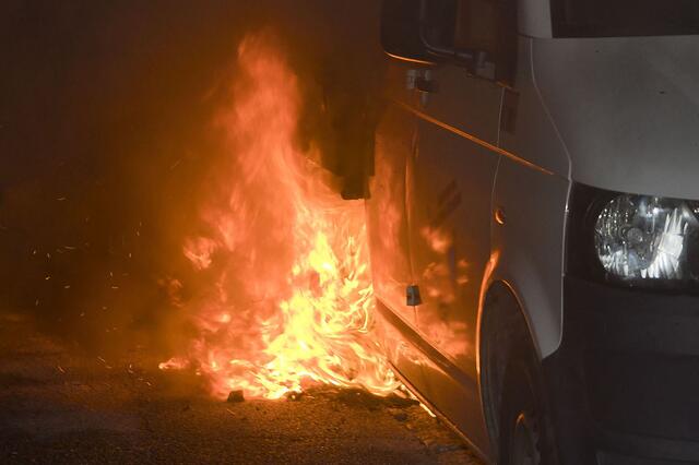 Geparkter Kleintransporter brannte in Baden, Dammgasse. | Foto: BFKDO Baden / Stefan Schneider