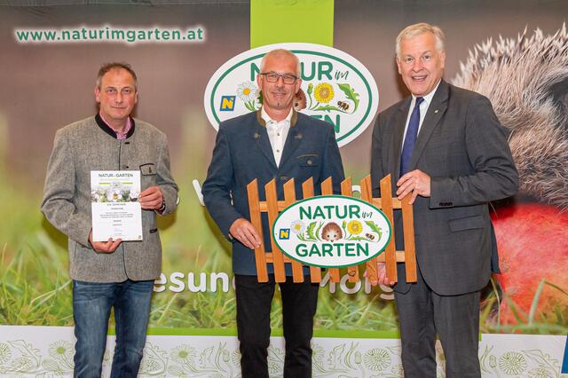 Bürgermeister Franz Kuben, GGR Manfred Kreuzer und Landesrat Martin Eichtinger (v.l.). | Foto:  „Natur im Garten“ / J. Ehn