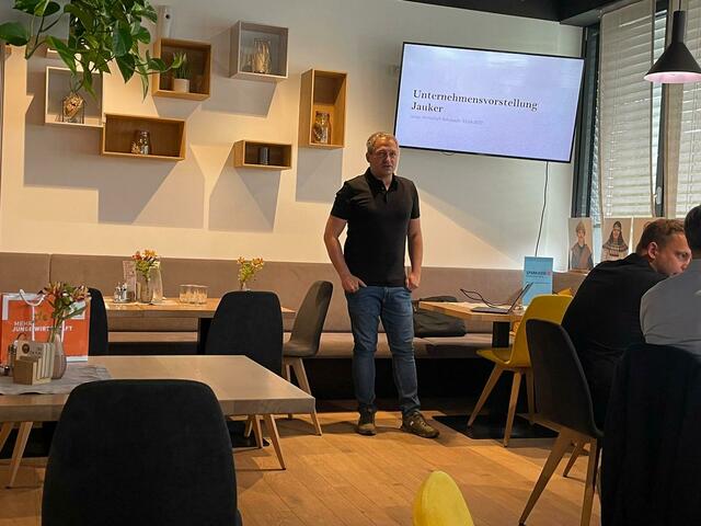 Max Jauker stellte den anwesenden Unternehmern seinen Betrieb vor.