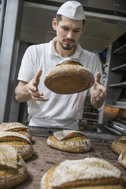 Der Bäcker Jeremiah Schrott beim Brotbacken.