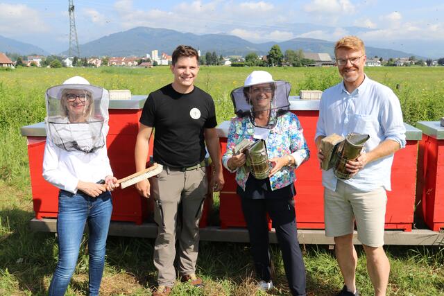 Umweltlandesrätin Ursula Lackner und die Zweite Landtagspräsidentin Gabriele Kolar waren zusammen mit Bürgermeister Harald Bergmann beim Knittelfelder Stadtimker.