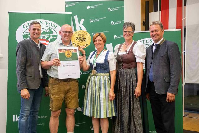 Große Freude über den Landessieg bei Rosemarie (Mitte)und Johann Lenz (2.v.l.), hier bei der Preisverleihung mit den Gratulanten.