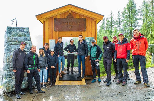 Wetterfestes Team: Der leichte Regen trübte keineswegs die glückliche Stimmung bei der Eröffnung der OLM VOLLE LINE. Die beteiligten Projektpartner eröffneten den neuen Trail gemeinsam mit Bike-Star Laura Stigger. | Foto: Ötztal Tourismus / Jochen Müller 