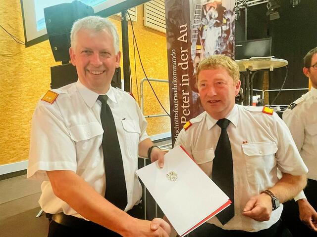 Josef Fuchsberger (links) mit Abschnittsfeuerwehrkommandant David Strahofer bei der Überreichung | Foto: Bfkdo Amstetten