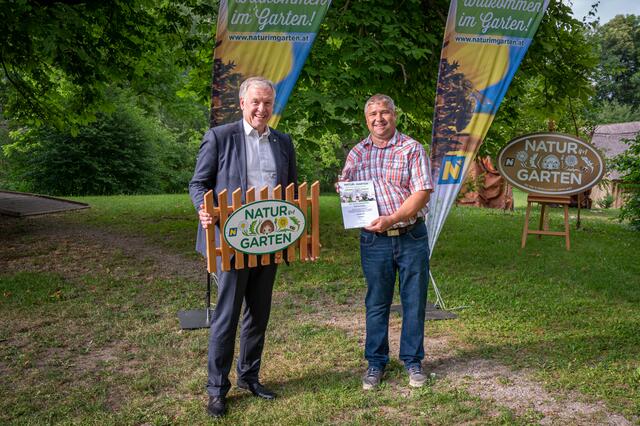 Landesrat Martin Eichtinger gratuliert Bgm. Peter Frühberger zum Bezirkssieg für den größten Zuwachs an „Natur im Garten“ Plaketten von Privatgärtnerinnen und -gärtnern. | Foto: „Natur im Garten“ / J. Ehn